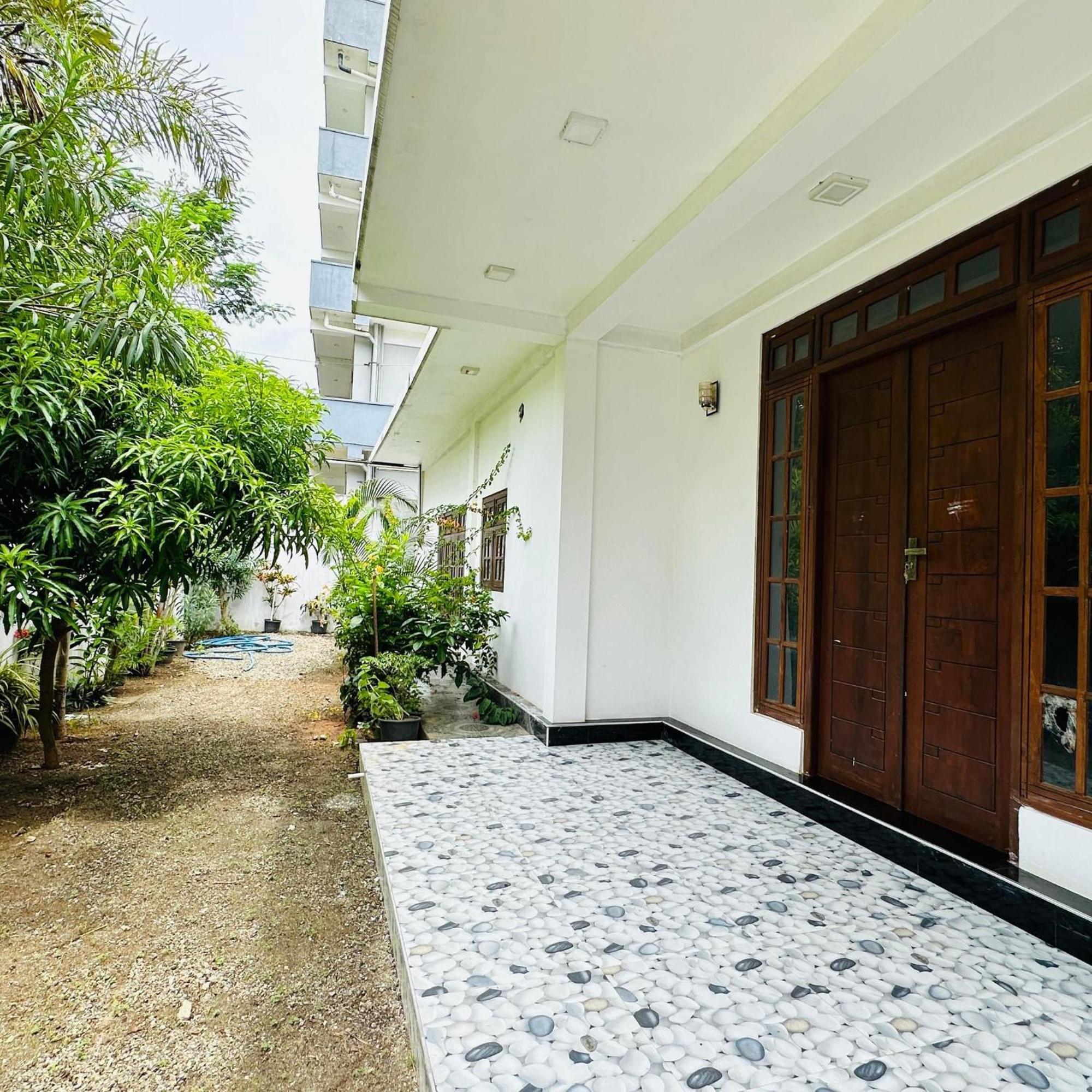 Lalitha Holiday Inn Τζάφνα Εξωτερικό φωτογραφία